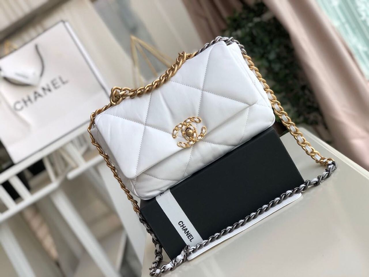 19 フラップバッグ 26cm ゴートスキンレザー 秋冬 アクト1 コレクション ホワイト (代金引換)