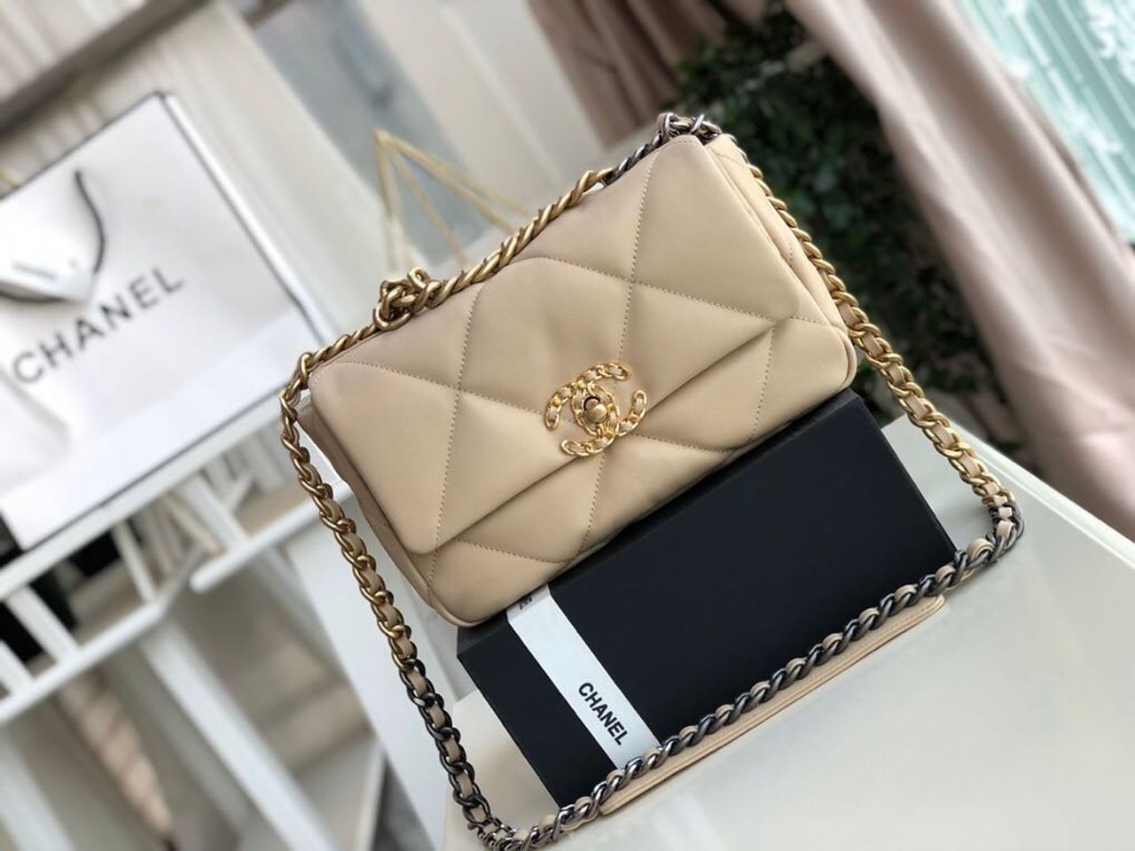 19 フラップバッグ 26cm ゴートスキンレザー 秋冬 アクト1 コレクション ベージュ (代金引換)