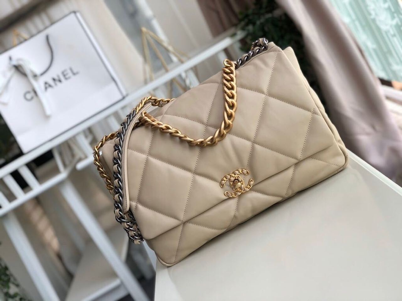 19 フラップバッグ 36cm ゴートスキンレザー 秋冬 アクト1 コレクション ベージュ (代金引換)
