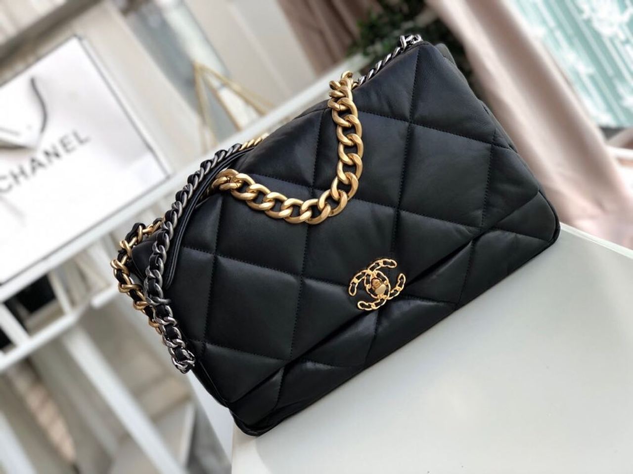 19 フラップバッグ 36cm ゴートスキンレザー 秋冬 アクト1 コレクション ブラック (代金引換)