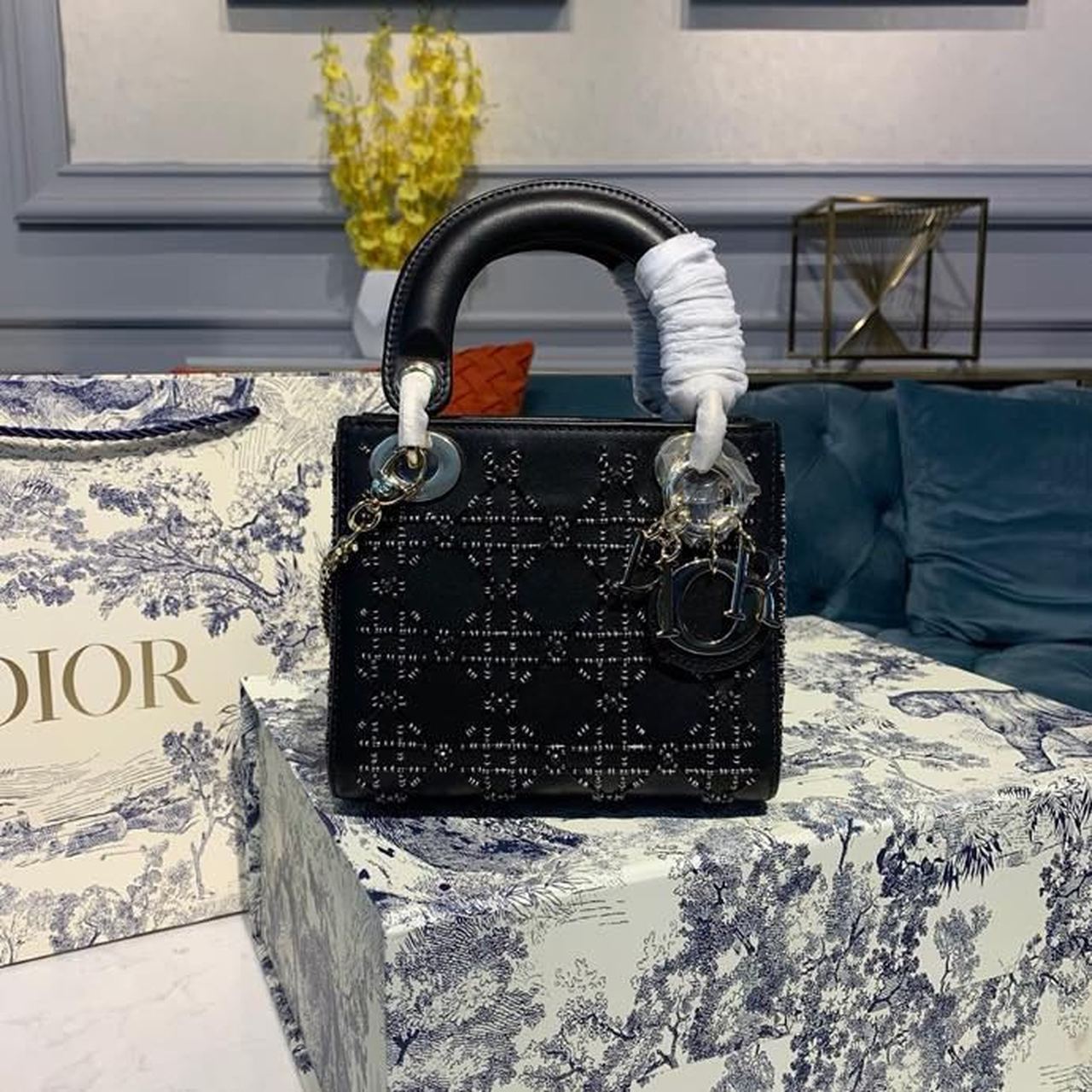 ミニ レディバッグ 18cm チェーン付き シルバーハードウェア 刺繍入りラムスキンレザー 春夏コレクション ブラック (代金引換)