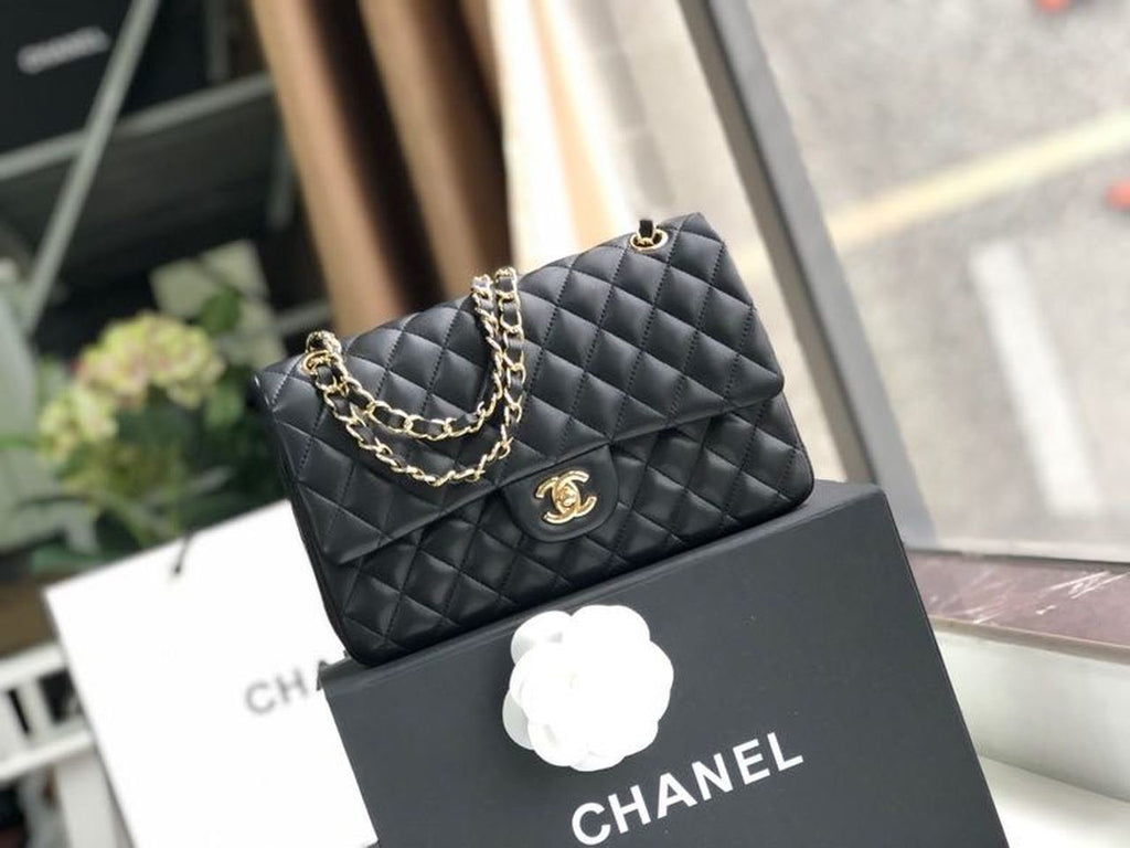 クラシック フラップバッグ 25cm ゴールドハードウェア ラムスキン 春夏コレクション ブラック (代金引換)