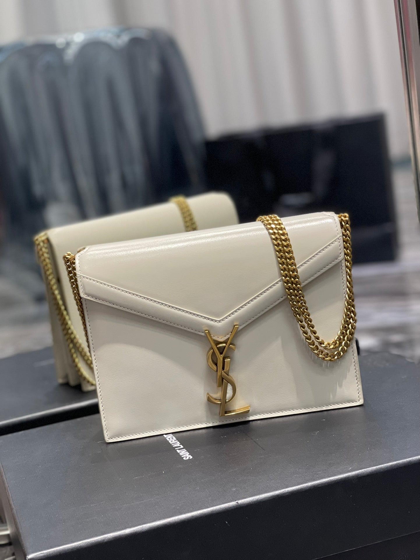 カサンドラ ミディアム チェーンバッグ グラン ドゥ プードル型押し 22cm ホワイト (代金引換)